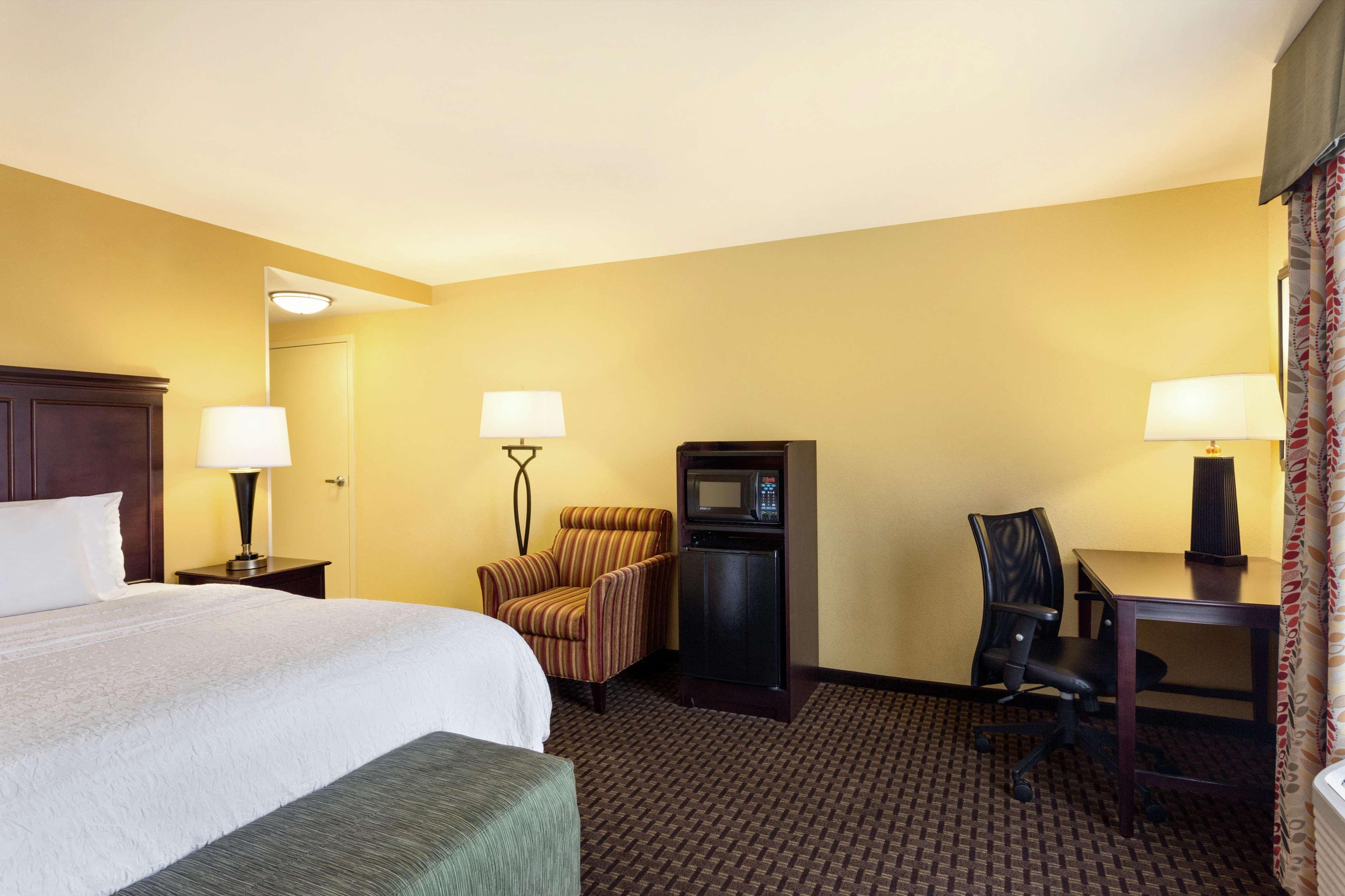Hampton Inn & Suites Праттвилл Экстерьер фото