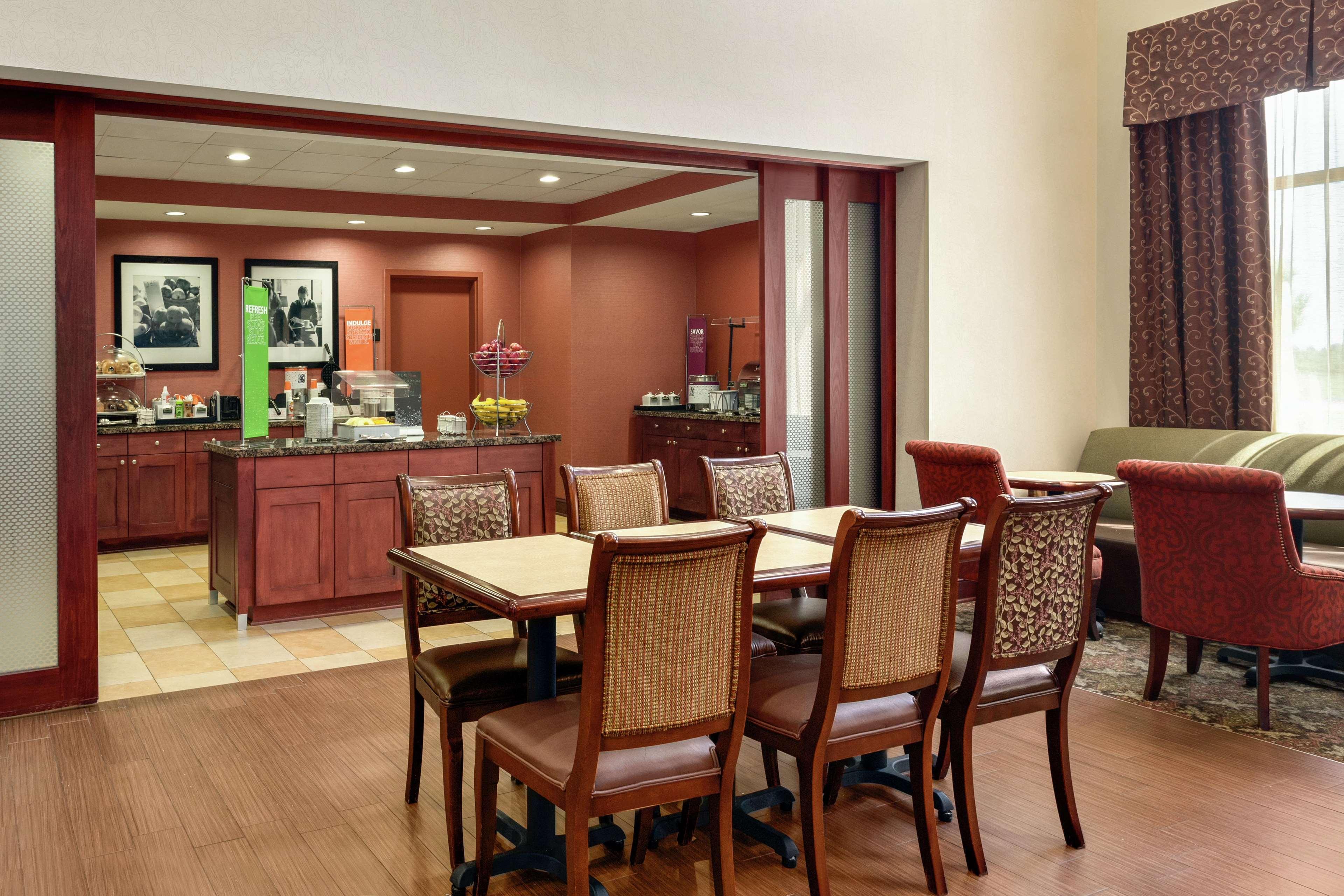 Hampton Inn & Suites Праттвилл Экстерьер фото