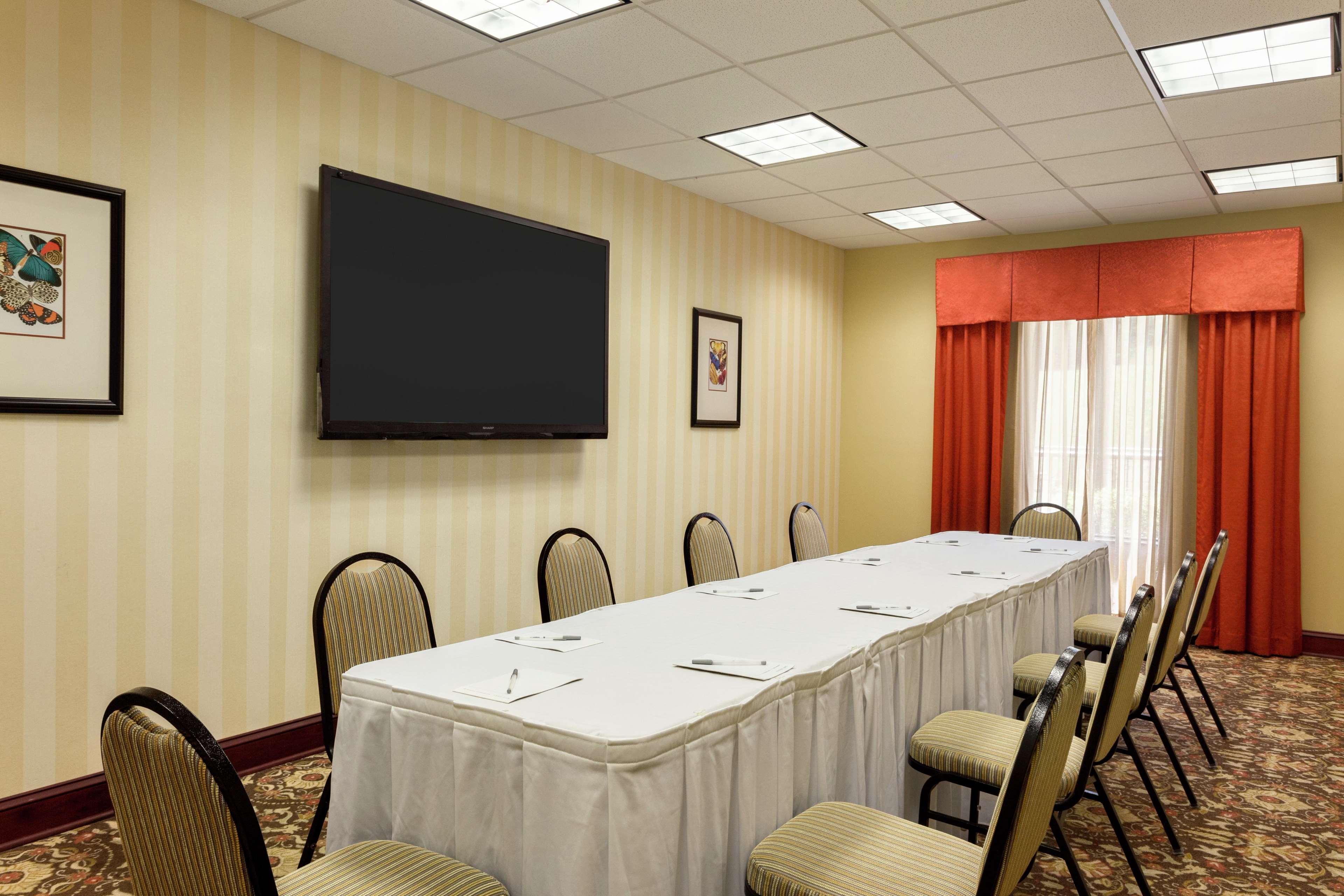 Hampton Inn & Suites Праттвилл Экстерьер фото