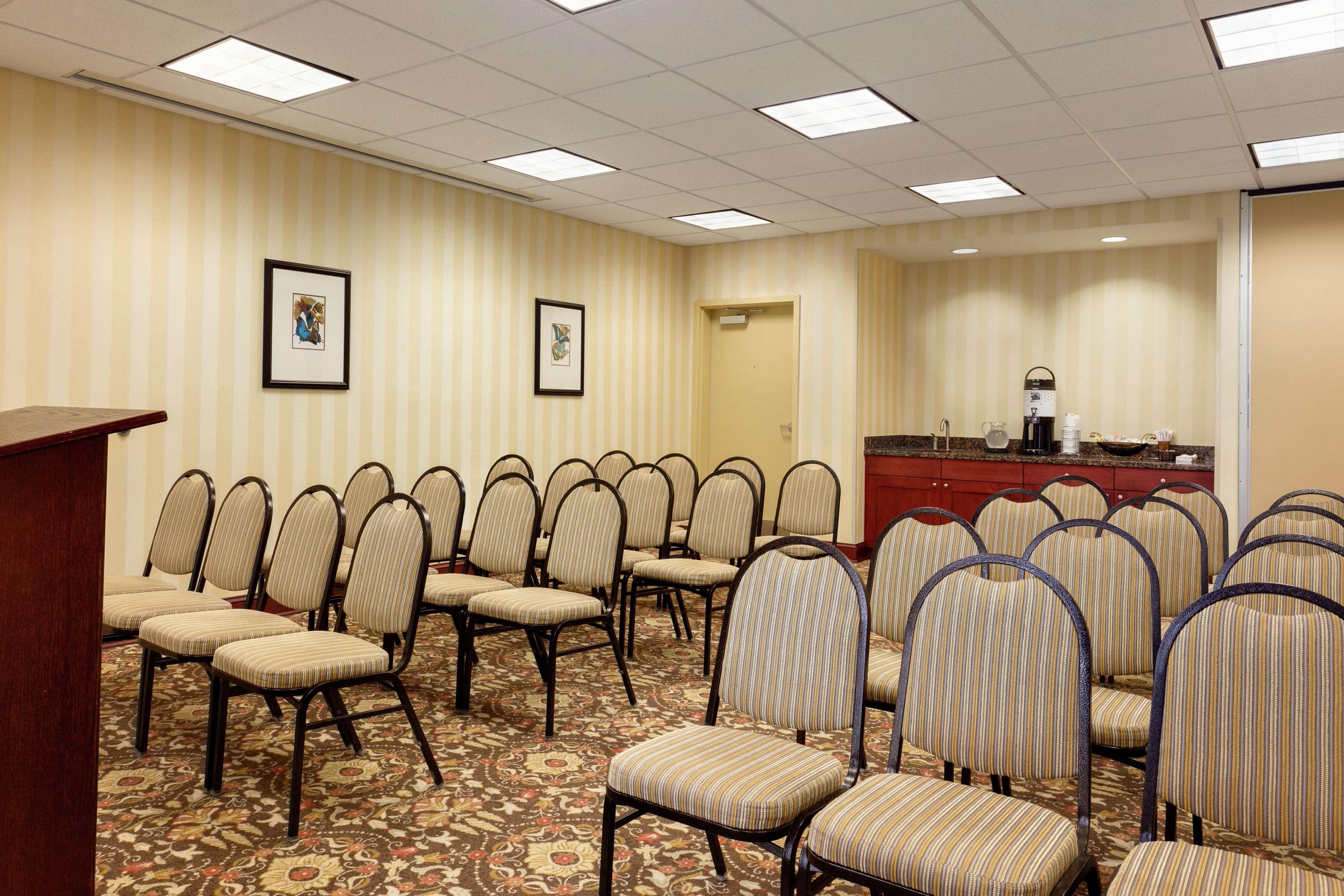 Hampton Inn & Suites Праттвилл Экстерьер фото