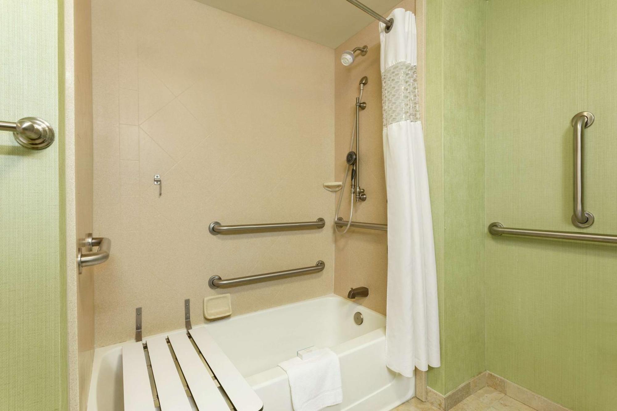 Hampton Inn & Suites Праттвилл Экстерьер фото
