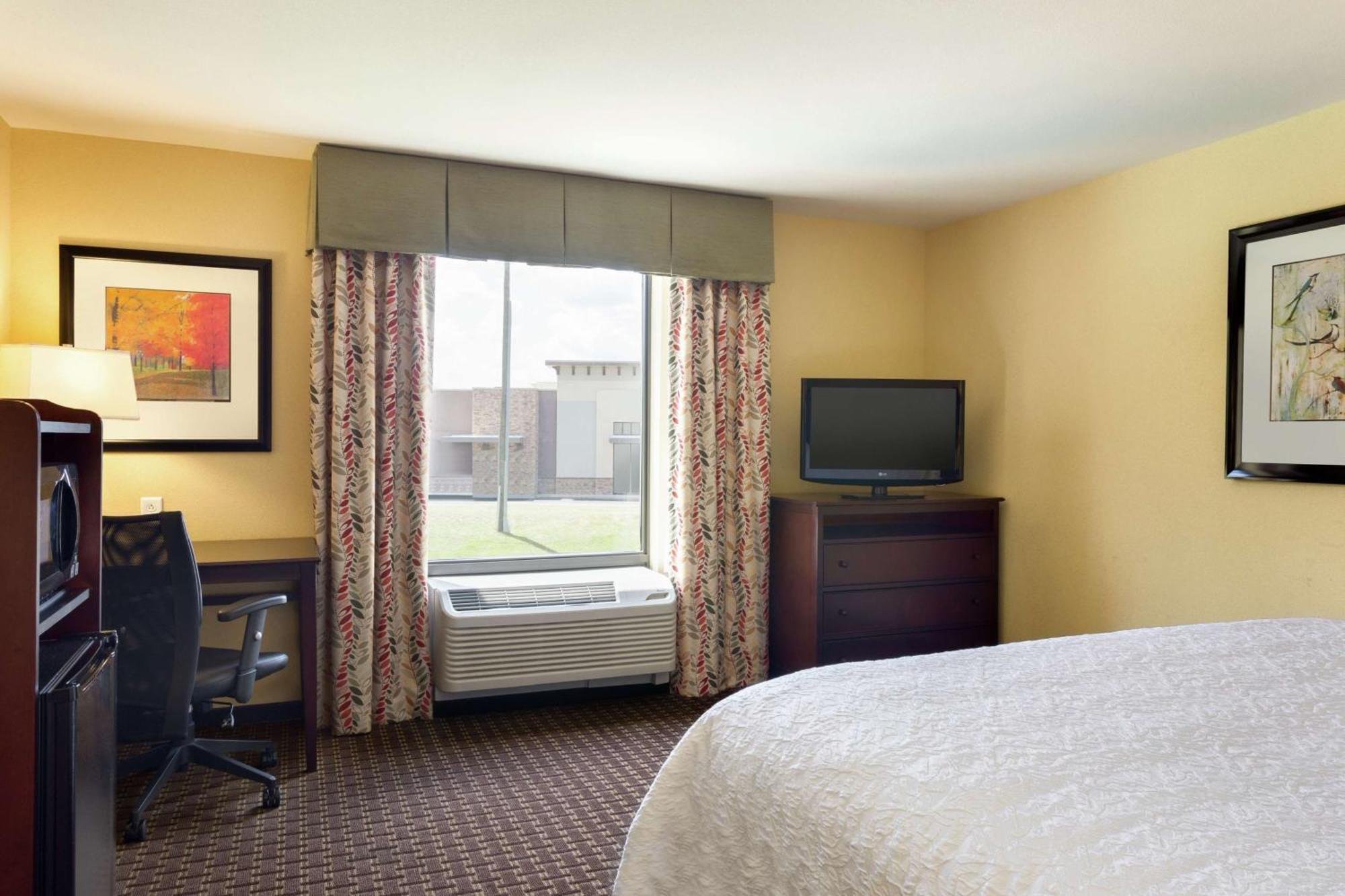 Hampton Inn & Suites Праттвилл Экстерьер фото