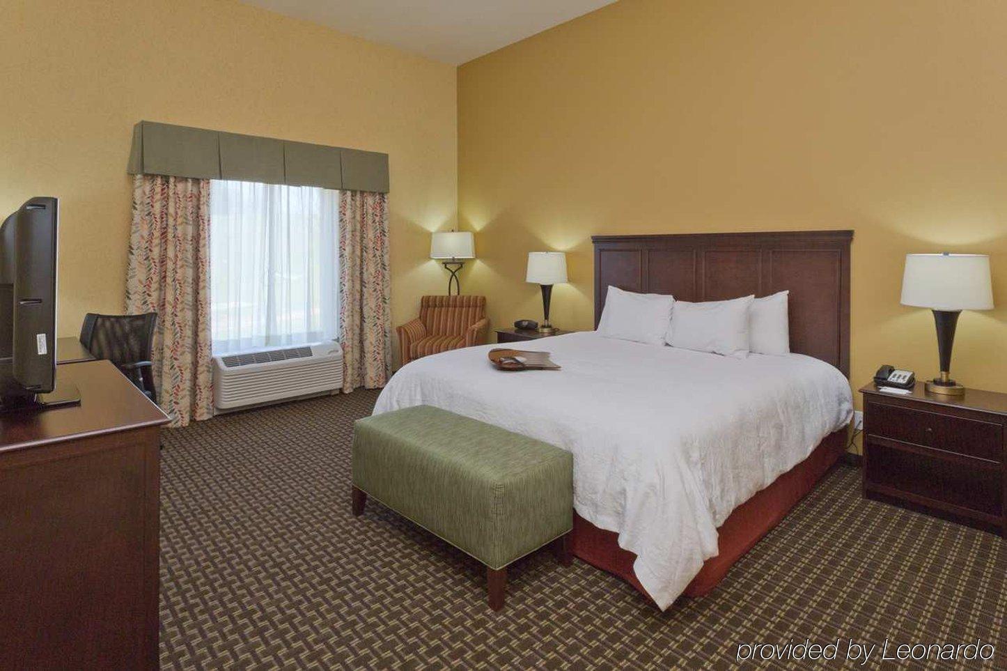 Hampton Inn & Suites Праттвилл Экстерьер фото
