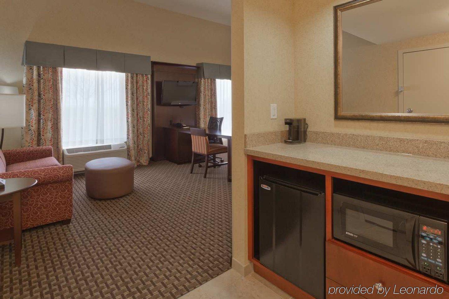 Hampton Inn & Suites Праттвилл Экстерьер фото